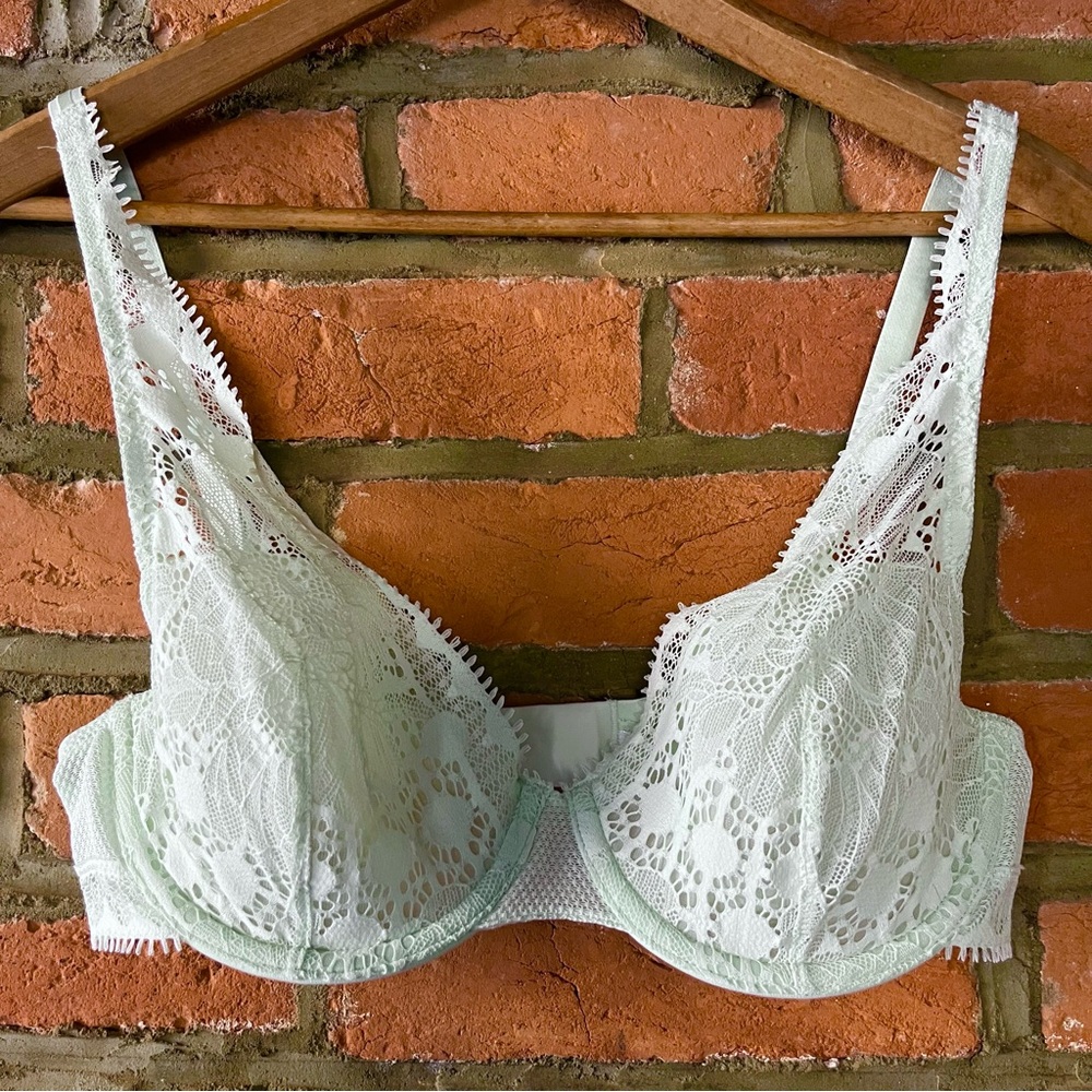 Chantelle Day to Night Lace Lightweight Plunge Bra in Green Lily, size 32D